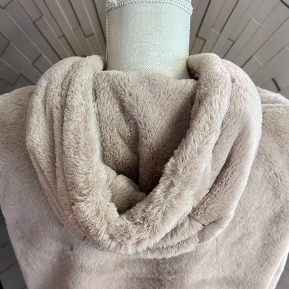 NEW Thread & Supply Mink Faux Hooded Cropped Vest Beige SOFT - Picture 7 of 9